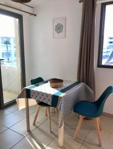 tavolo e sedie in una stanza con finestra di Studio Benvengudo Port La Ciotat - Appartement et parking a La Ciotat