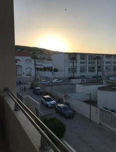 - une vue sur un parking avec des voitures dans l'établissement Studio Benvengudo Port La Ciotat - Appartement et parking, à La Ciotat