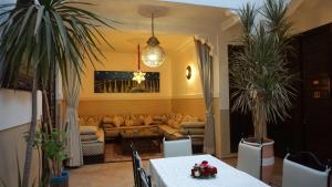 RIAD KALE POLIS في مراكش: غرفة معيشة مع أريكة وطاولة