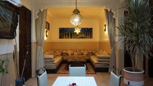 - un salon avec un canapé et une table dans l'établissement RIAD KALE POLIS, à Marrakech