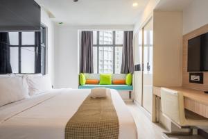 ゲンティンハイランドにあるGenting Grandeur Suite - Ion D'elemenのソファとテレビがあるホテルの部屋 +203枚の写真