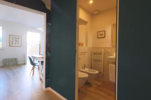 ein Bad mit einem WC, einem Waschbecken und einem Tisch in der Unterkunft Torregalli- Terrace Apartment in Florenz