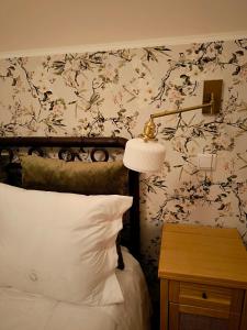 - une chambre avec un lit et une table avec une lampe dans l'établissement Casa do Limoeiro, à Golegã