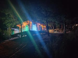 ein Haus mit einem Regenbogen davor in der Unterkunft Amonitas Glamping Deluxe in Tinjacá