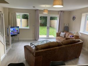 A seating area at Newly built 3 Bed House with Ample Parking 2