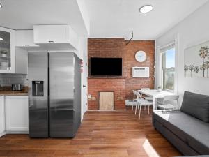 TV a/nebo společenská místnost v ubytování Shadyside, Pittsburgh, Modern and Bright 1 Bedroom Unit4 with Free Parking