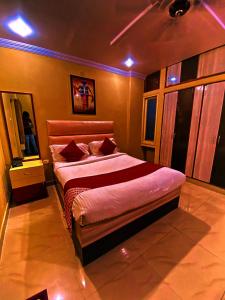 a bedroom with a bed and a ceiling at Nilansh homes and hotels in Lucknow