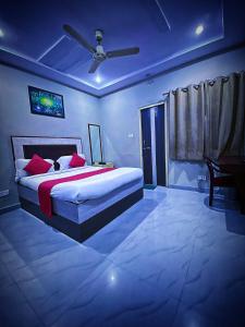 Schlafzimmer mit einem Bett und einem Deckenventilator in der Unterkunft Nilansh homes and hotels in Lucknow