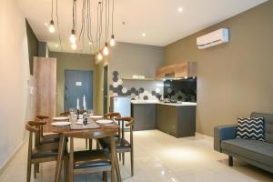 una sala da pranzo e una cucina con tavolo e sedie di Atria Sofo Suites Petaling Jaya a Petaling Jaya