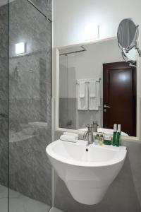Un baño con lavabo blanco y ducha. en Aurora Resort Tsaghkadzor, By One, en Tsaghkadzor