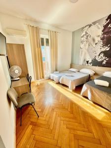 1 dormitorio con 2 camas y 1 silla en Bovisa House B&B private rooms en Milán