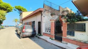 Casa con giardino a due passi dal mare في روزيتو ديلي أبروتسي: سيارة متوقفة خارج مبنى على شارع