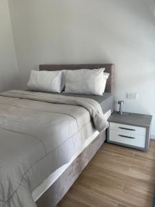Postel nebo postele na pokoji v ubytování Raha lofts duplex 2 bedrooms