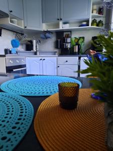 una cocina con una mesa con un tazón. en Lennuki Apartement en Rakvere