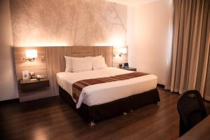 Cama ou camas em um quarto em Aku Hotels