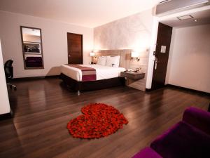 Cama ou camas em um quarto em Aku Hotels