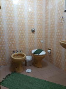 カンポス・ド・ジョルドンにあるIdeal de ir caminhando ao Capivariのバスルーム(トイレ、洗面台付)