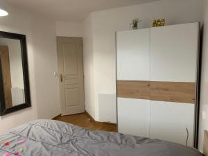 1 dormitorio con un gran armario blanco junto a una cama en Deauville vue port centre ville, en Deauville