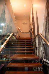 una escalera en un edificio con riscos de madera y escaleras de madera en Aku Hotels, en Lima