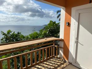 een balkon met uitzicht op de oceaan bij la maison du nord in Acoua