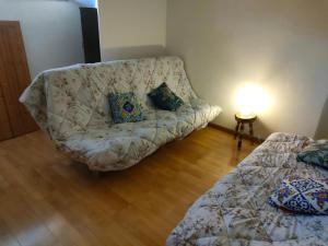 a living room with a couch and a bed at IL RIFUGIO DI ETTORE in Campo di Giove