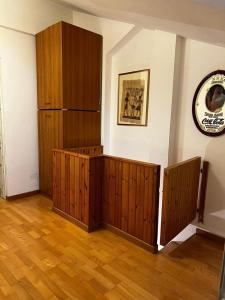 a room with wooden cupboards and a wall with a picture at IL RIFUGIO DI ETTORE in Campo di Giove