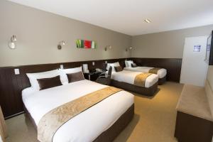 Letto o letti in una camera di Scenic Hotel Franz Josef Glacier
