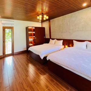 Tempat tidur dalam kamar di Vườn Trà HomeStay Măng Đen