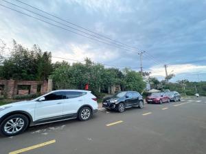 a row of cars parked in a parking lot at Vườn Trà HomeStay Măng Đen in Kon Von Kla