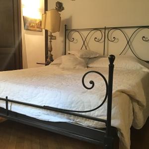 1 dormitorio con 1 cama grande con sábanas blancas en Casa Logge del Vasari, en Arezzo