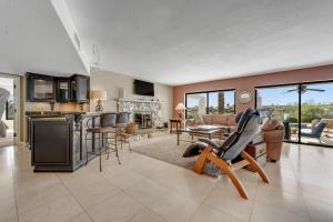 uma sala de estar com um sofá e uma cadeira em Fountain Hills Views em Fountain Hills