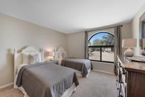 um quarto com 2 camas e uma janela em Fountain Hills Views em Fountain Hills