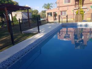 - une piscine dans une cour avec une clôture dans l'établissement CABAÑAS HORNERO, à San José del Rincón