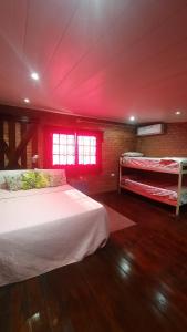 - une chambre avec un lit et un plafond rouge dans l'établissement CABAÑAS HORNERO, à San José del Rincón