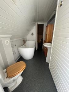 Koupelna v ubytování Farmhouse in beautiful Jämtland
