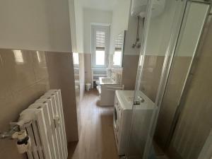 een badkamer met een douche, een toilet en een wastafel bij Xiridia House in Turijn