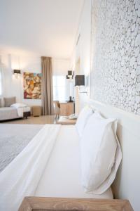 Posteľ alebo postele v izbe v ubytovaní Orizontes Hotel Santorini