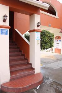 恩塞納達港的住宿－Hotel Hacienda，大楼外的一套楼梯