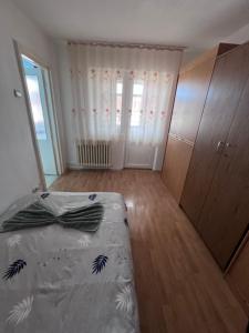 - une chambre avec un lit et du parquet dans l'établissement Comfycondo apartment, à Zalău