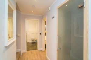 a hallway with a door leading to a bathroom at Appartement Lachmöwe - Nicolinenhof in Wenningstedt +29 photos