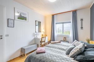 um quarto com uma cama e uma janela em MB Guesthouse em Grímsnes og Grafningshreppur