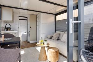 Cosy tiny houseboats near beach and restaurants by Weltevreden Experience的休息区