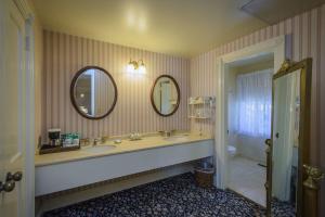 A bathroom at Mendocino Hotel & Garden