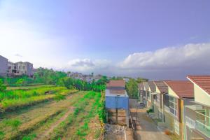 una vista aérea de un pueblo con casas y un campo en Villa Cordoba D11 by Sans Villa, en Batu