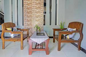 un grupo de sillas y una mesa en una habitación en OYO 91177 Desa Wisata Duren Sari, en Tasikmadu