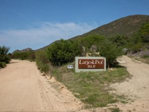 una señal en medio de un camino de tierra en Latjeskloof Accommodation, en Citrusdal