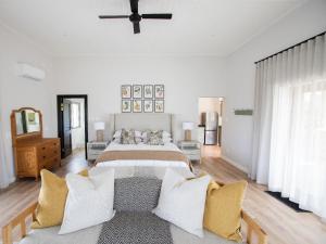 una camera con un grande letto e un divano di Latjeskloof Accommodation a Citrusdal