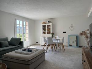sala de estar con sofá y mesa en La Villa Là-bas, en Rayol-Canadel-sur-Mer
