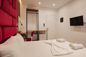 a bedroom with a bed with two towels on it at Vila Shpetimi in Ksamil