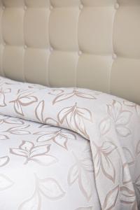 un letto bianco con un cuscino sopra di Primavera a Stresa